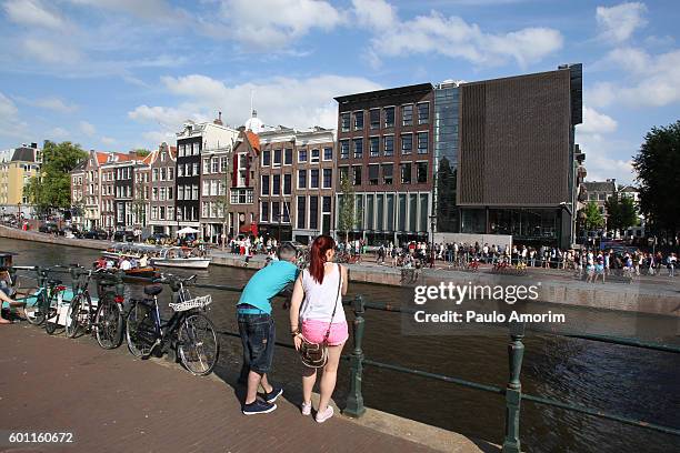 people enjoying in the canal in amsterdam - photos of anne frank stock-fotos und bilder