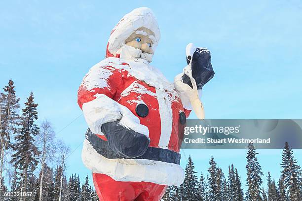 giant santa - pole nord photos et images de collection