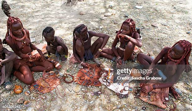 ovahimba tribal kids - opuwo tribe stock-fotos und bilder