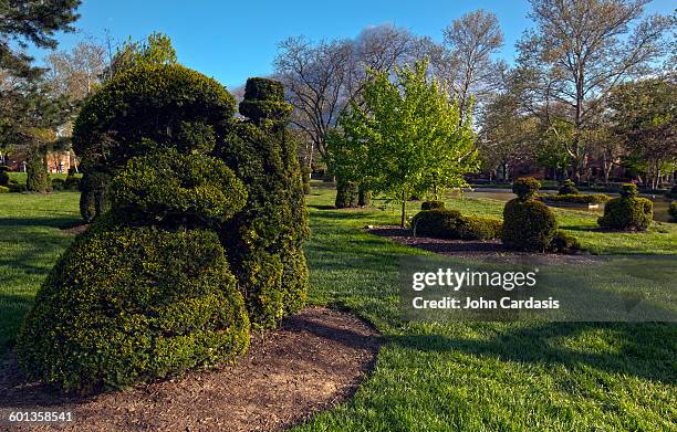 deaf school and topiary park, columbus, oh - columbus day stockfoto's en -beelden