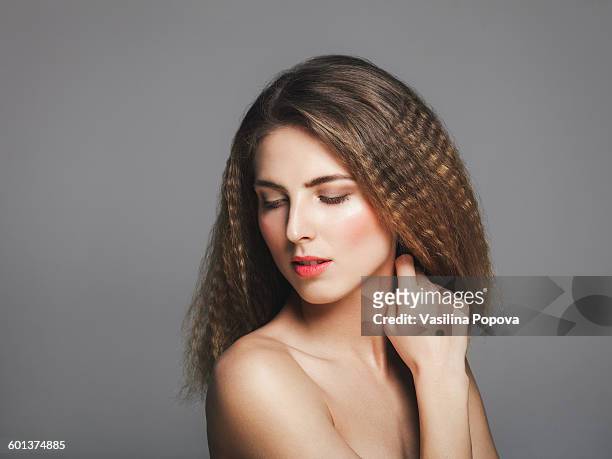 beautiful young woman - crimped hair imagens e fotografias de stock
