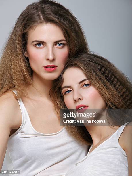 beautiful twins - krusat hår bildbanksfoton och bilder
