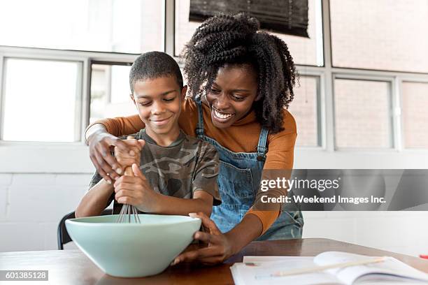 backen mit mama - black mother and child cooking stock-fotos und bilder