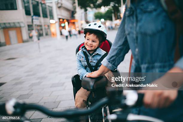 radfahren durch die stadt mit meiner mutter - child and parent and bike stock-fotos und bilder