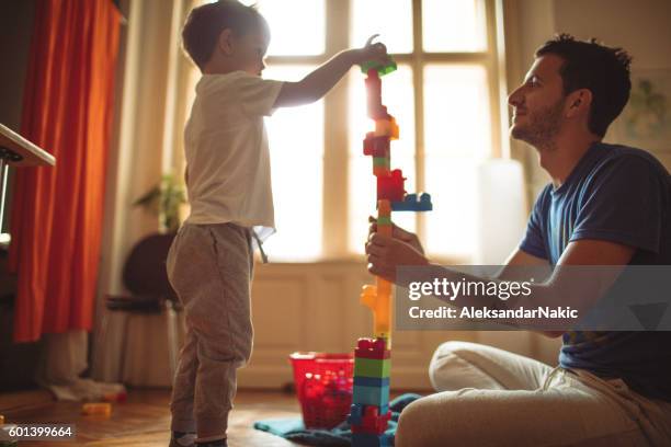 building a castle with my dad - bloco imagens e fotografias de stock