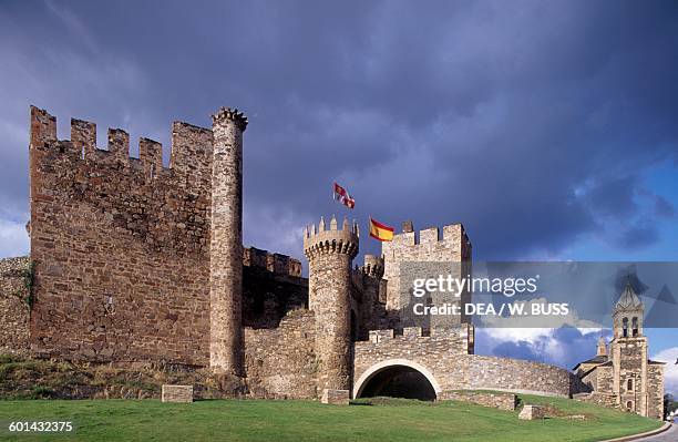 The Castle of the Knights Templar or Castillo del Temple, 12th-14th century, with St Andrew's church on the right, 17th-18th century, Ponferrada,...