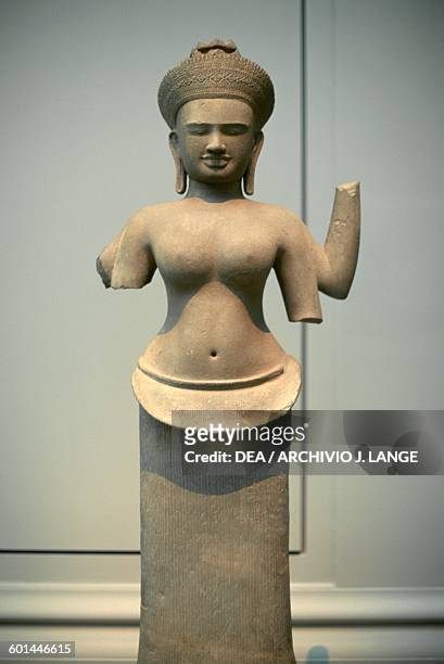 Female deity, 960-980, sculpture from Angkor, Cambodia. Khmer civilisation, 8th century. New York, The Metropolitan Museum Of Art