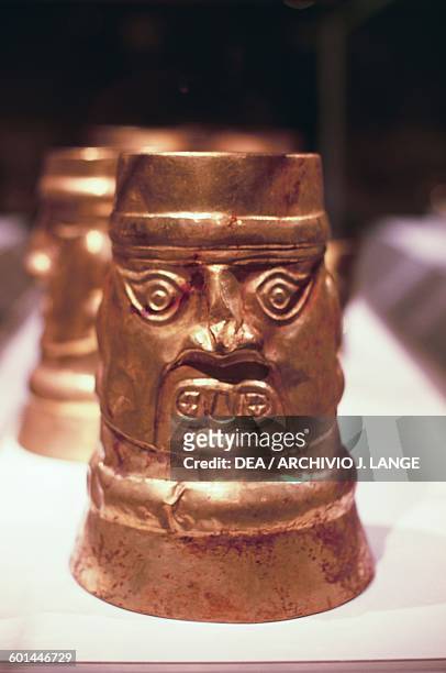 Golden beaker, from Peru. Pre-Columbian civilisation, Lambayeque Culture, 10th-11th century. New York, The Metropolitan Museum Of Art