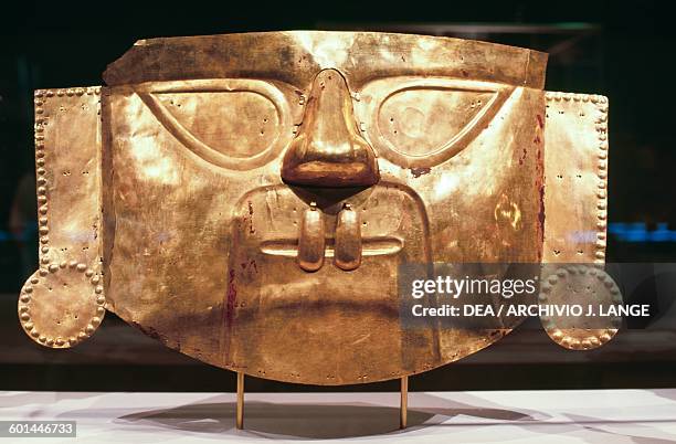 Golden funerary mask, from Peru. Pre-Columbian civilisation, Sican Culture, 10th-11th century. New York, The Metropolitan Museum Of Art