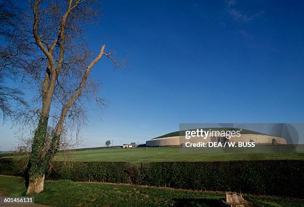 Newgrange Stone Age Passage Tomb , County Meath. Ireland, ca 3200 bC.