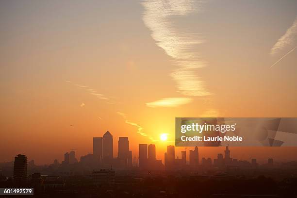 gb: london - sunset on canary wharf stock-fotos und bilder