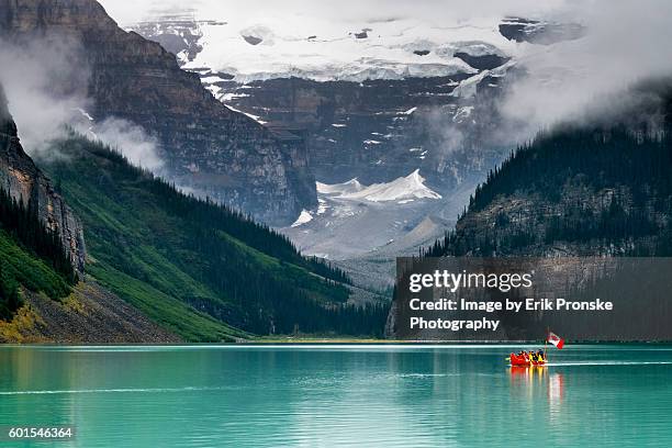 canoe on lake louise - louisemeer stockfoto's en -beelden