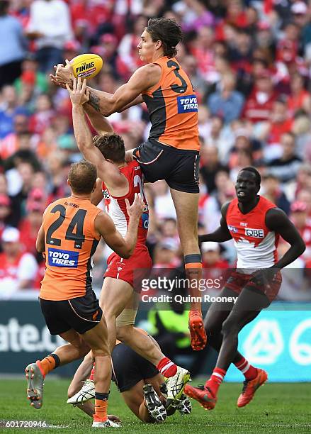 Rory Lobb of the Giants attempts to mark during the AFL 1st Qualifying Final match between the Sydney Swans and the Greater Western Sydney Giants at...