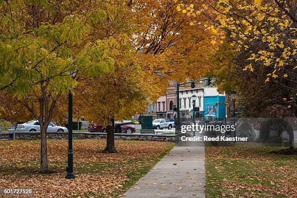 park in vermon new hampshire - autumn covered bridge stock pictures, royalty-free photos & images