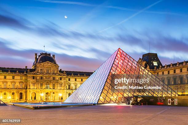 louvre museum and pyramid at dawn, paris, france - musée du louvre stockfoto's en -beelden