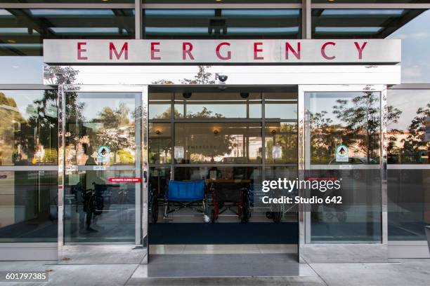 sliding doors of emergency room in hospital - emergencies and disasters fotografías e imágenes de stock