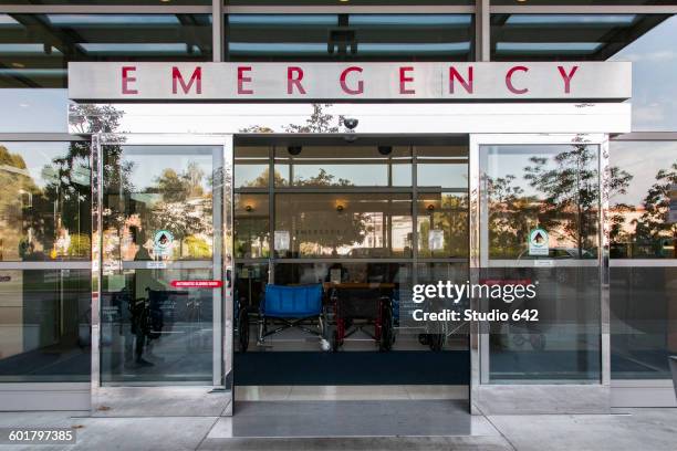 sliding doors of emergency room in hospital - acidentes e desastres - fotografias e filmes do acervo