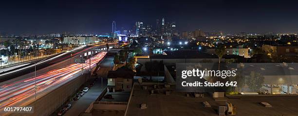 aerial view of traffic on highway in los angeles cityscape, california, united states - hollywood hills los angeles stockfoto's en -beelden