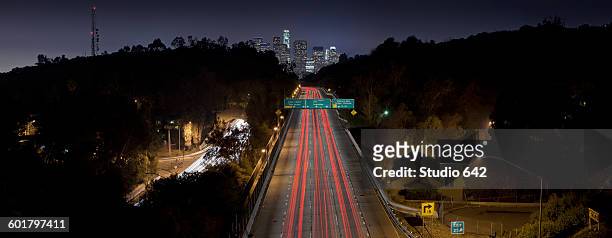 aerial view of traffic on highway in los angeles cityscape, california, united states - hollywood hills los angeles stockfoto's en -beelden