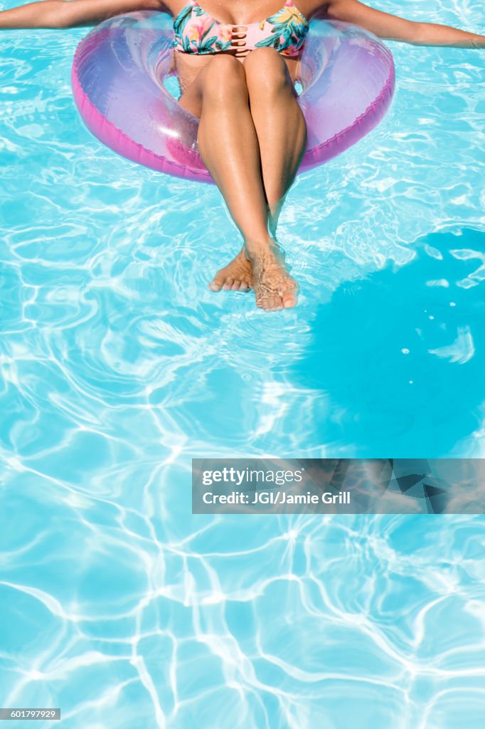 Woman Floating In Pool Caucasian Woman Floating In Swimming Pool High-Res Stock Photo - Getty ...