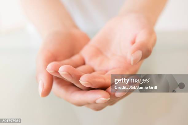 close up of cupped hands of hispanic woman - mão em forma de concha - fotografias e filmes do acervo