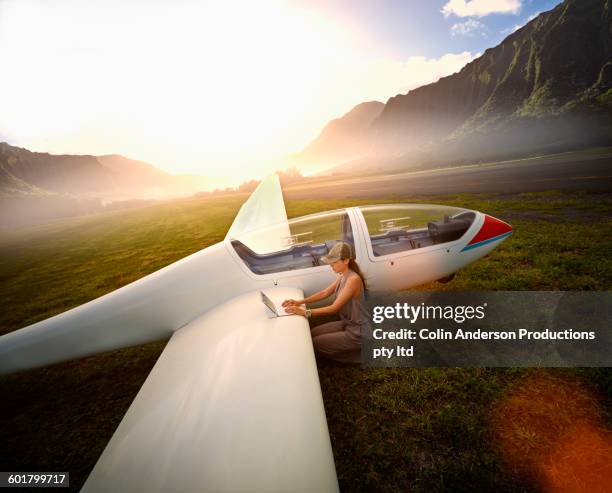 pacific islander woman reading map on glider airplane - glider - fotografias e filmes do acervo