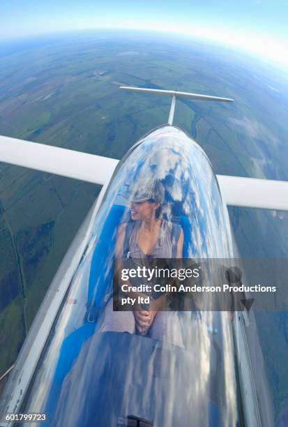 pacific islander woman flying glider airplane - glider photos et images de collection