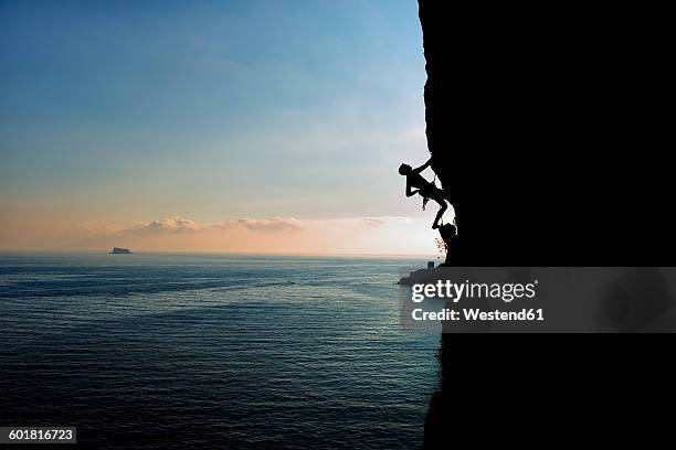 malta, arlapsi, rock climber in the evening - freiklettern stock-fotos und bilder