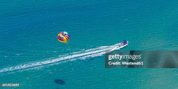 parasailing, motorboat - parascending stock pictures, royalty-free photos & images