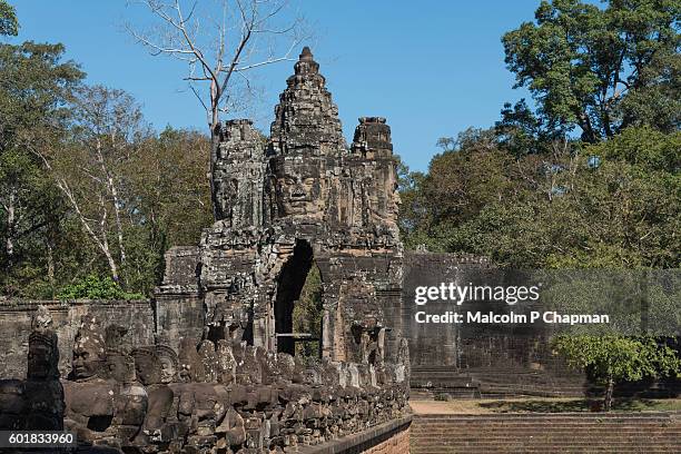 angkor thom south gate and bridge, bayon temple, siem reap, cambodia - angkor wat bayon stockfoto's en -beelden