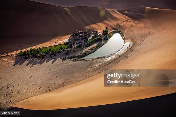crescent lake, dunhuang city, gansu, china - dunhuang fotografías e imágenes de stock