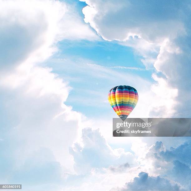 hot air balloon in clouds - heißluftballon stock-fotos und bilder