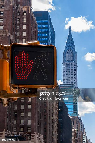 new york skyline with chrysler building, manhattan, new york, america, usa - signal lumineux de passage pour piéton photos et images de collection