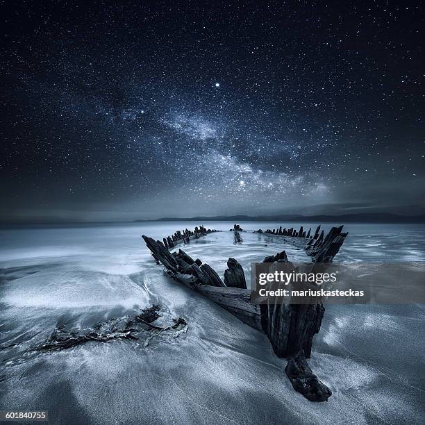 shipwreck below the stars, glenbeigh, county kerry, munster, ireland - republic of ireland imagens e fotografias de stock