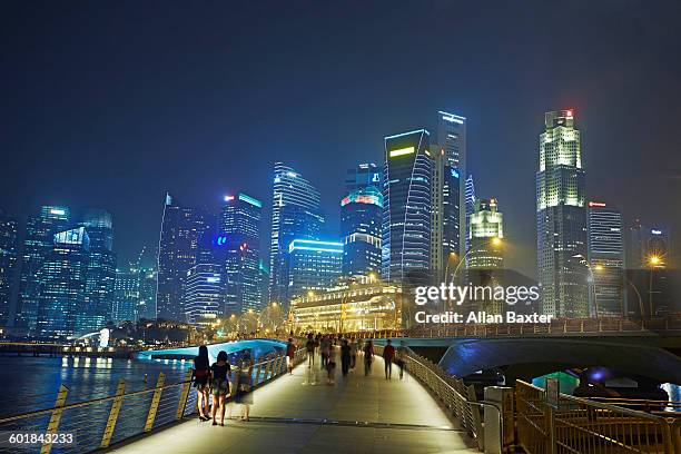 financial dsitrict of singapore lit at night - republik singapur stock-fotos und bilder