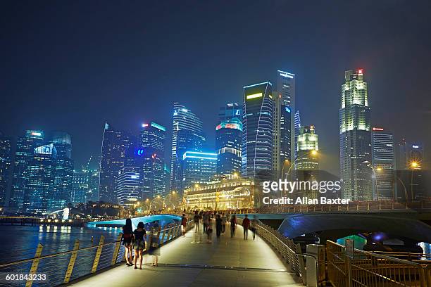 financial dsitrict of singapore lit at night - singapore photos et images de collection