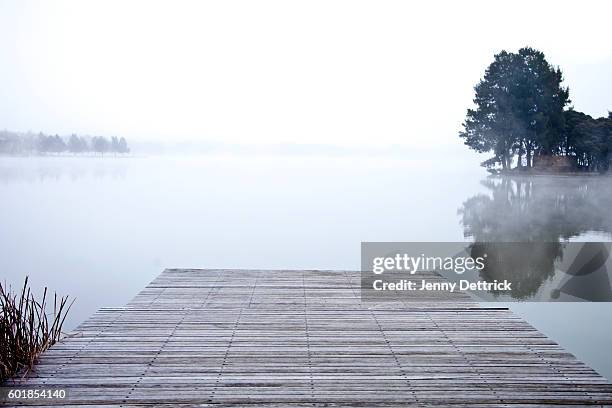 wooden jetty in fog - australian winter landscape stock-fotos und bilder