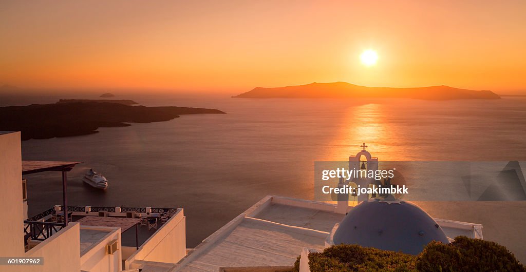 Sonnenuntergang im Sommer auf der Insel Santorin in Griechenland