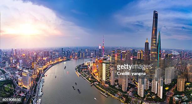 panorama dello skyline del bund di shanghai - shanghai foto e immagini stock