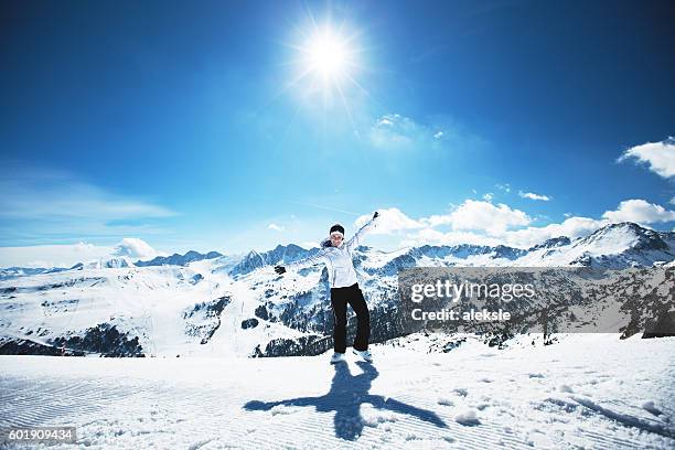 disfrutar de la naturaleza en las montañas - andorra ski fotografías e imágenes de stock