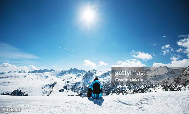 snowboarder disfrutando de la naturaleza en las montañas - andorra ski fotografías e imágenes de stock