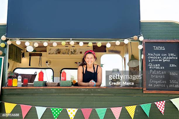 food truck and owners - foodtruck stockfoto's en -beelden