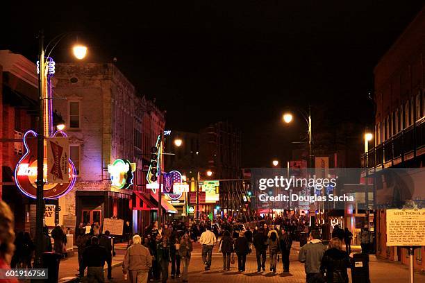 music entertainment on the legendary highway 61, beale street, memphis, tennessee, usa - memphis membership celebration stock-fotos und bilder