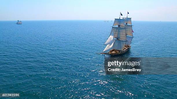 schönes hohes schiff segeln tiefblaues wasser in richtung abenteuer - windjammer stock-fotos und bilder