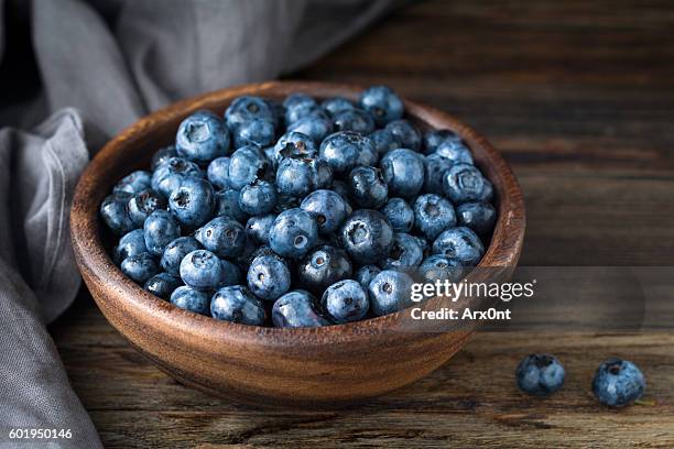 fresh blueberries in bowl - blauwe bosbes stockfoto's en -beelden