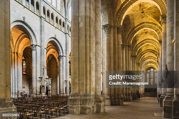 cathedrale (cathedral) de st maurice, the interior - rhone valley stock pictures, royalty-free photos & images
