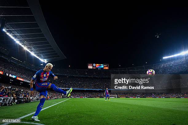 Neymar Jr. Of FC Barcelona takes a corner kick during the La Liga match between FC Barcelona and Deportivo Alaves at Camp Nou stadium on September...