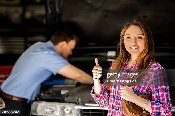 kunden, die auto mechaniker geben einen glücklich daumen nach oben für hervorragenden service.   - happy client by broken car stock-fotos und bilder