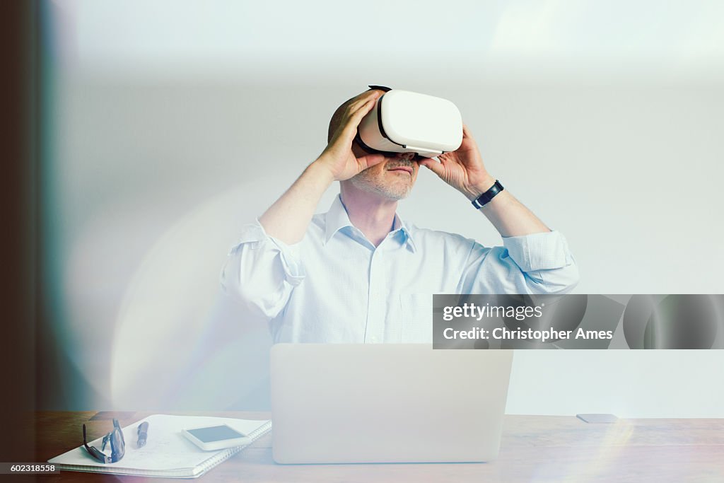 Arbeiten mit Virtual Reality Headset Laptop und Smartphone