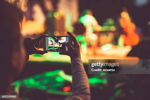 evento di fotografia ragazzo con cellulare - concerto classico foto e immagini stock